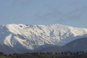 Sneeuw op de bergtoppen van Sierra de Gredos